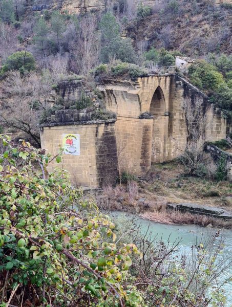 Verfallene steinerne Spitzbogenbrücke in Spanien – Wohnmobil-Rundreise Spanien