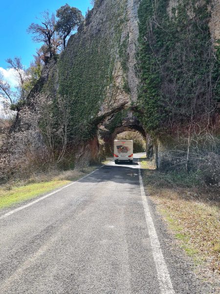 Unser Wohnmobil fährt durch den Felsentunnel der Foz de Biniés – Wohnmobil-Rundreise Spanien