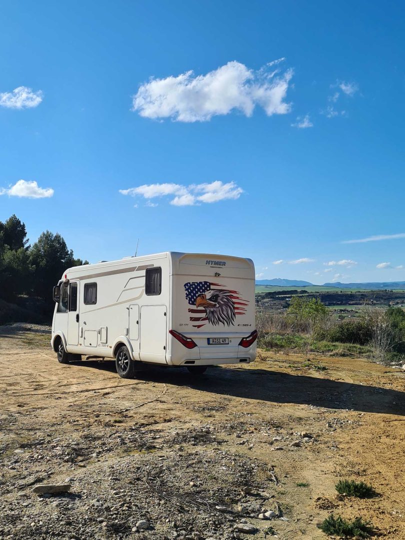 Unser Wohnmobil geparkt in weiter spanischer Landschaft – Wohnmobil-Rundreise Spanien