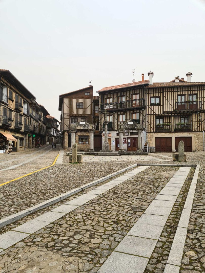 Hauptplatz von La Alberca mit steinernem Kreuz – Wohnmobil-Rundreise Spanien