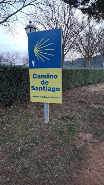 Wegweiser des Jakobswegs (Camino) in Aínsa – Wohnmobil-Rundreise Spanien
