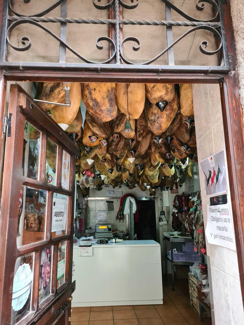 Schinkenladen in La Alberca mit von der Decke hängenden Schinken – Wohnmobil-Rundreise Spanien