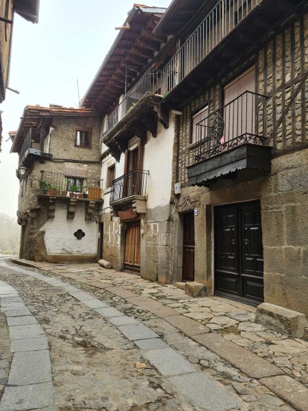 Kleine Balkone an Häusern in La Alberca, alle geschlossen – Wohnmobil-Rundreise Spanien