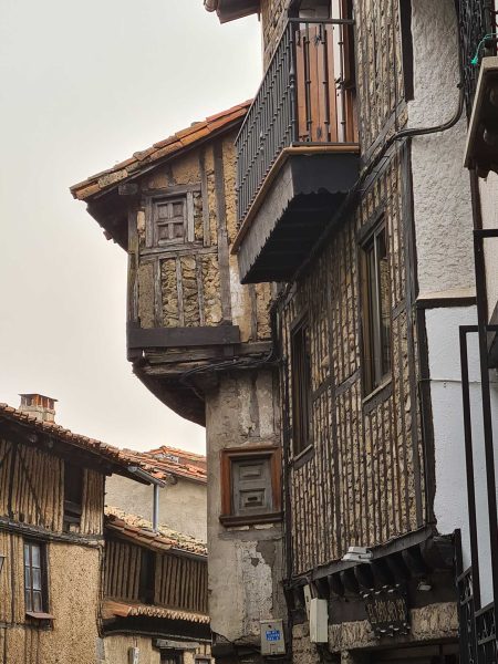 Traditionelle Häuser mit Überhängen und holzverkleideten Fenstern in La Alberca – Wohnmobil-Rundreise Spanien