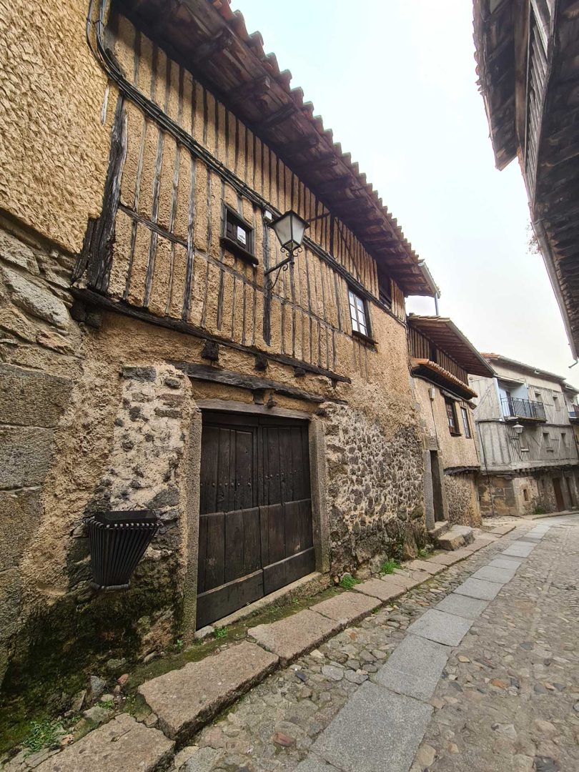 Haus in traditioneller Bauweise mit Naturstein und Holzdetails – Wohnmobil-Rundreise Spanien