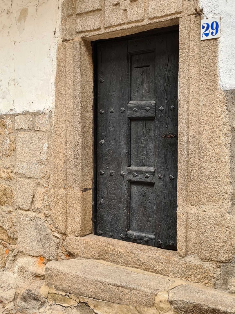 Rustikale alte Haustür in La Alberca – Wohnmobil-Rundreise Spanien