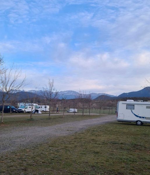 Stellplatz in Aínsa mit mehreren geparkten Campern – Wohnmobil-Rundreise Spanien