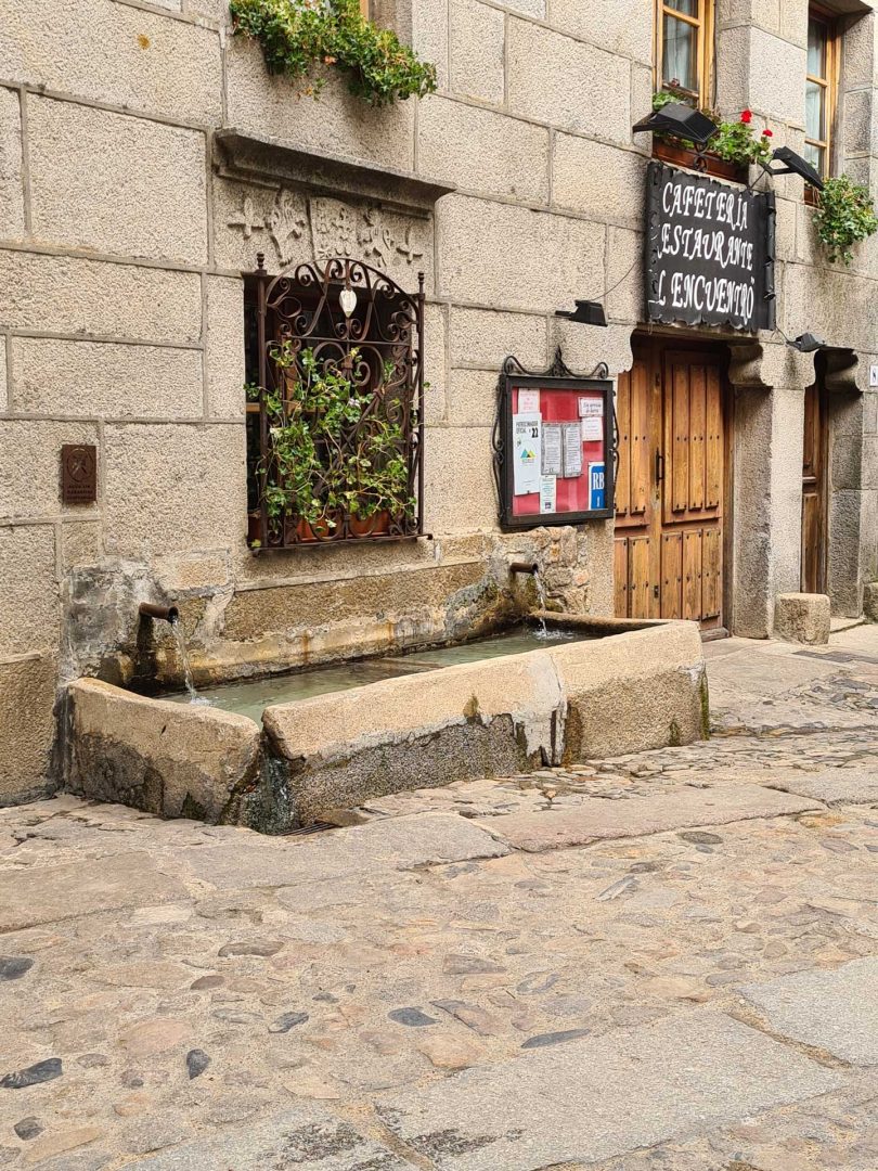 Steinbrunnen vor Café in La Alberca – Wohnmobil-Rundreise Spanien