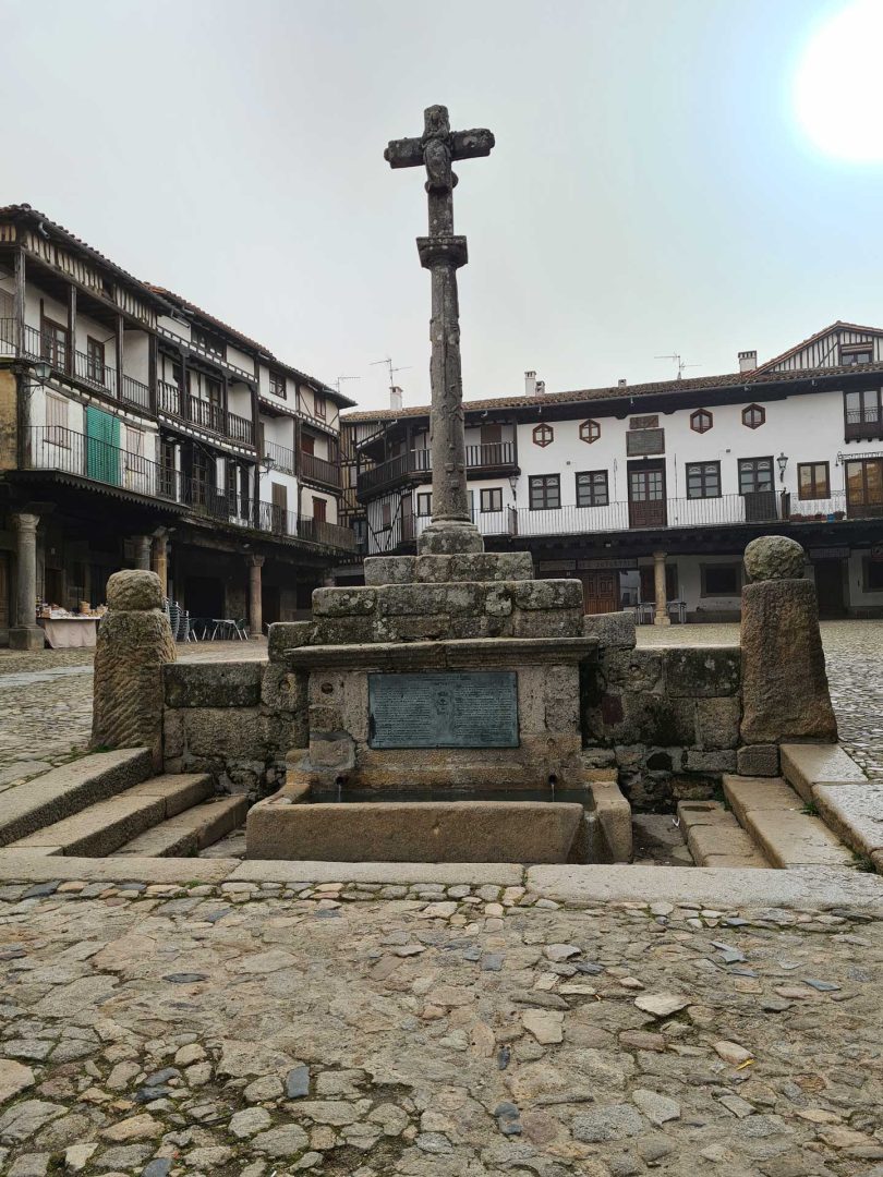 Hauptplatz von La Alberca mit Steinkreuz und historischem Steinbrunnen – Wohnmobil-Rundreise Spanien