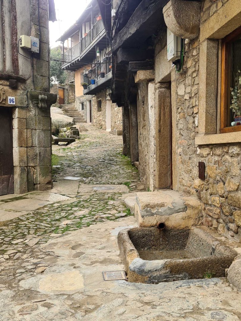 Brunnen mit Steintrog in La Alberca – Wohnmobil-Rundreise Spanien