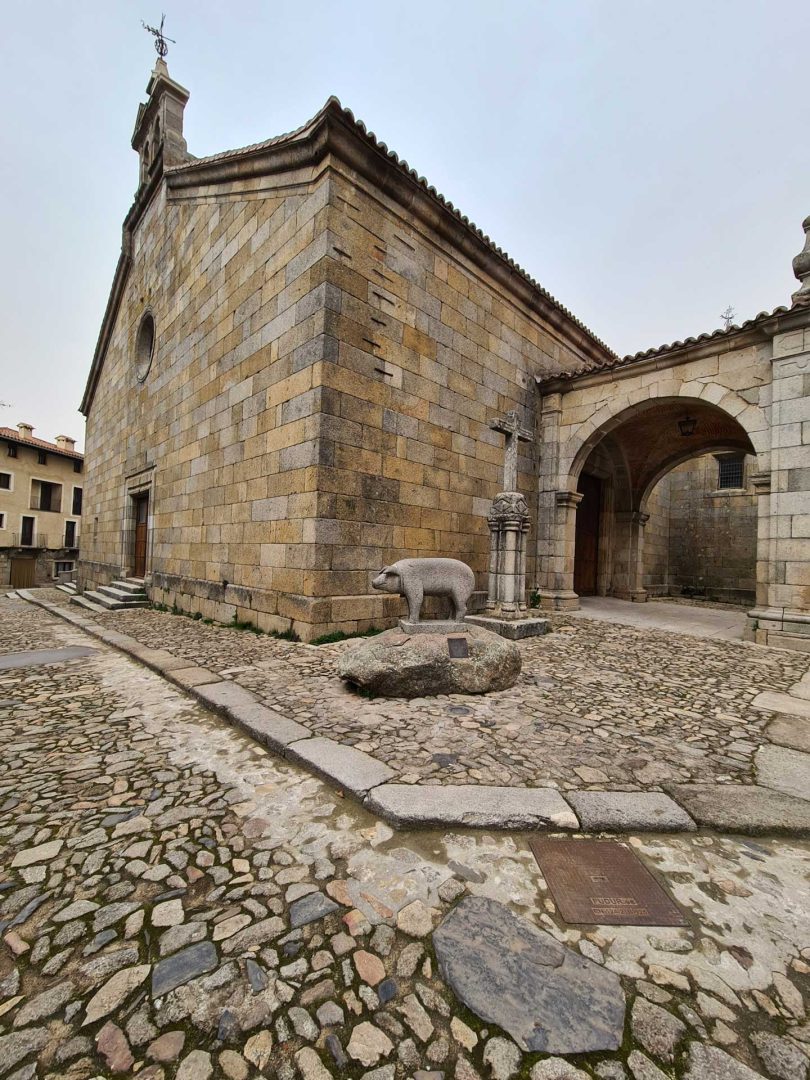 Kirche mit steinernem Schwein in La Alberca – Wohnmobil-Rundreise Spanien