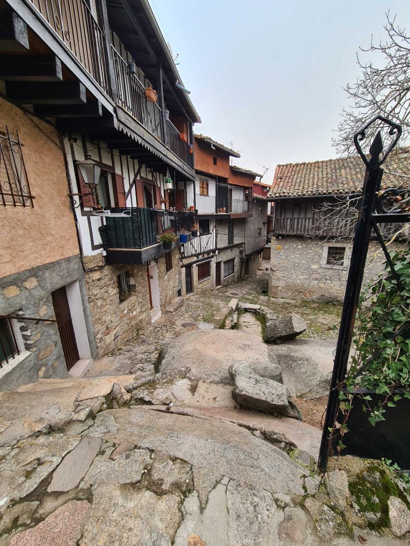 Steile Straße mit Steinplatten in La Alberca – Wohnmobil-Rundreise Spanien