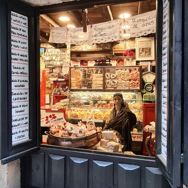 Traditionell gekleidete Schaufensterpuppe im Laden in La Alberca – Wohnmobil-Rundreise Spanien