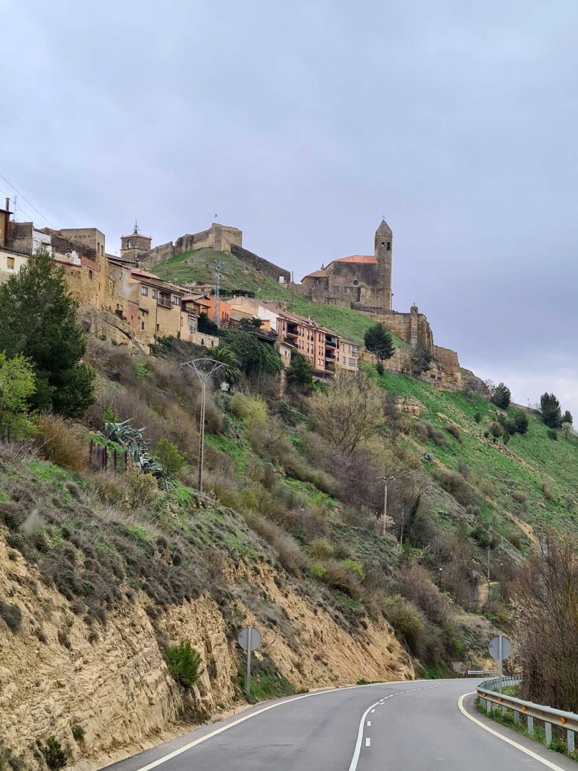 Blick von der Straße auf die Burg von San Vicente de la Sonsierra in La Rioja - Wohnmobil-Rundreise Spanien