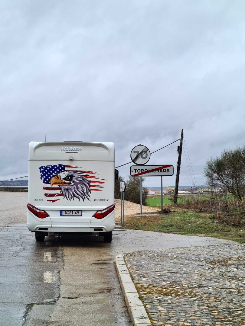 Wohnmobil vor dem Ortsschild Torquemada – keine Inquisition in Sicht - Wohnmobil-Rundreise Spanien