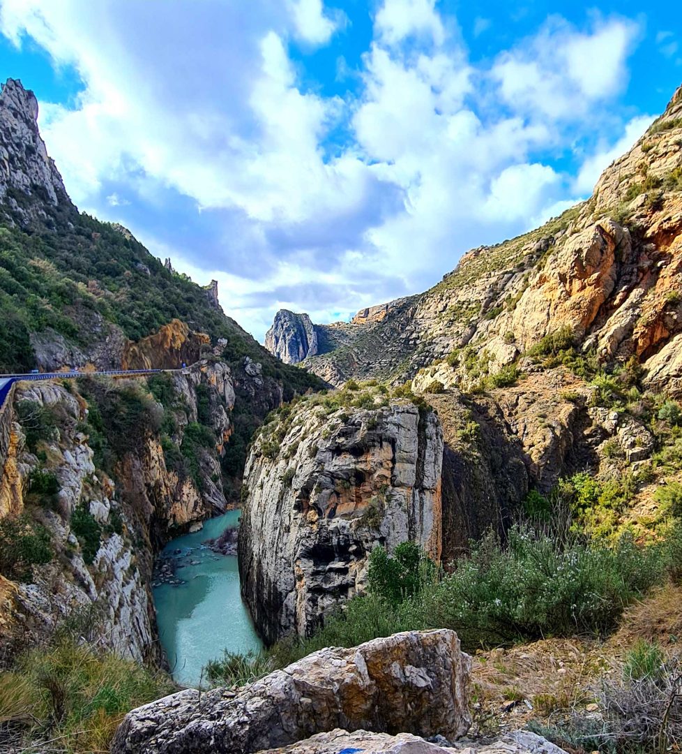 Panorama eines Gebirges mit türkisfarbenem Fluss, Postkartenmotiv – Wohnmobil-Rundreise Spanien