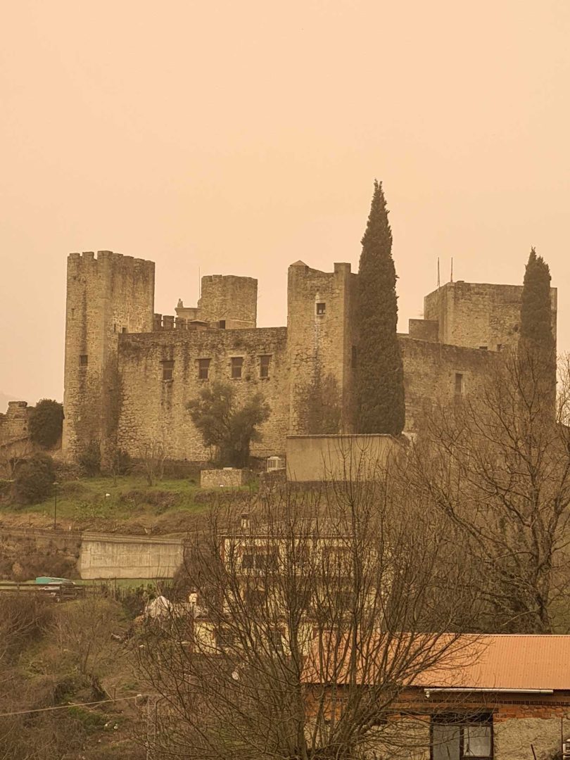 Burg von Ciudad Rodrigo im orangen Sahara-Staublicht – Wohnmobil-Rundreise Spanien