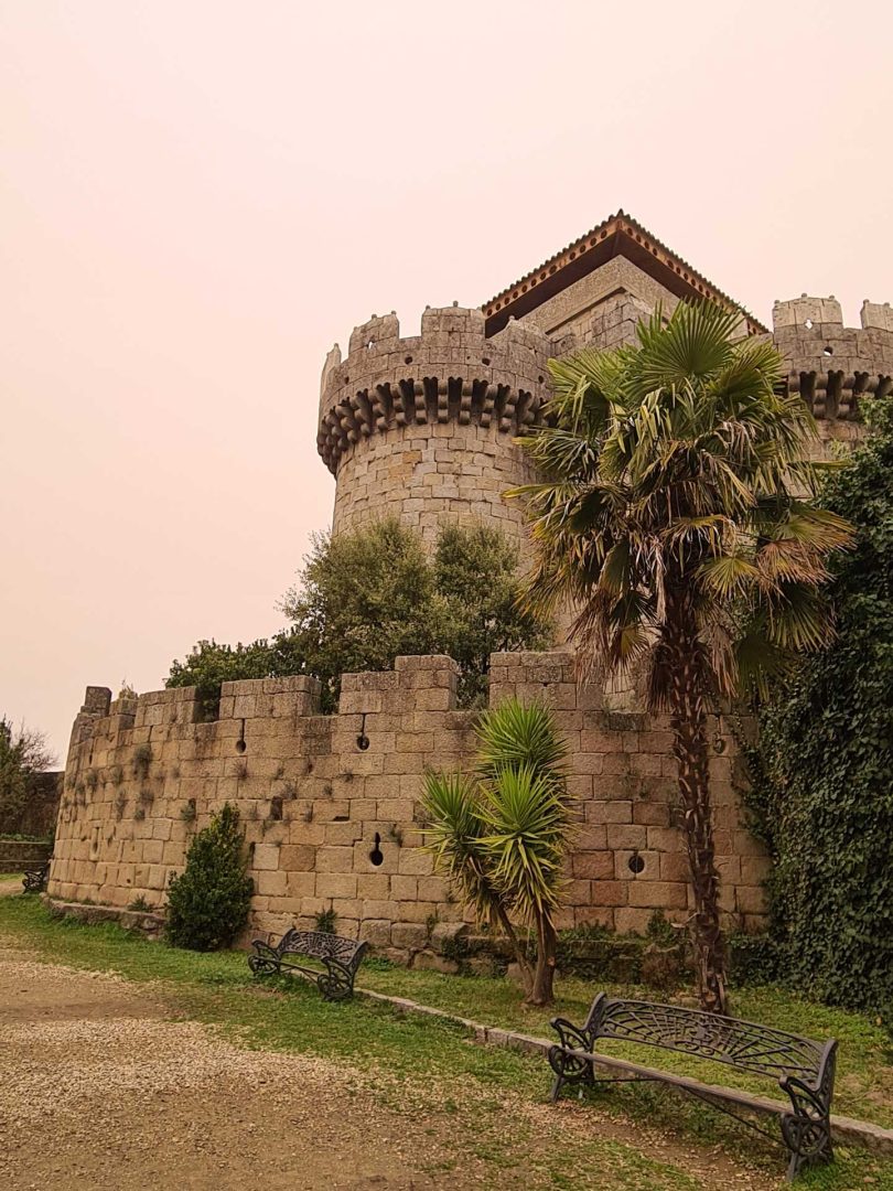 Burg von Ciudad Rodrigo in orangefarbenes Licht getaucht durch Sahara-Staub – Wohnmobil-Rundreise Spanien