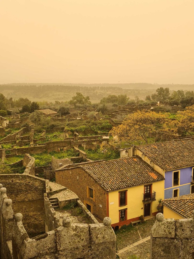 Blick von der Burgmauer in Ciudad Rodrigo auf die Altstadt mit historischen Gebäuden - Wohnmobil-Rundreise Spanien