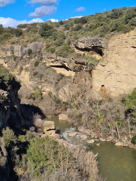Wilde Landschaft mit Felsen und reißendem Fluss – Wohnmobil-Rundreise Spanien