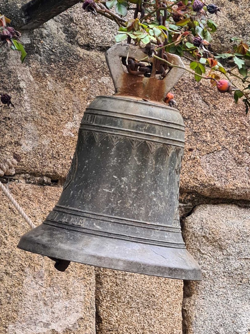 Rustikale Glocke an Mauer – Wohnmobil-Rundreise Spanien