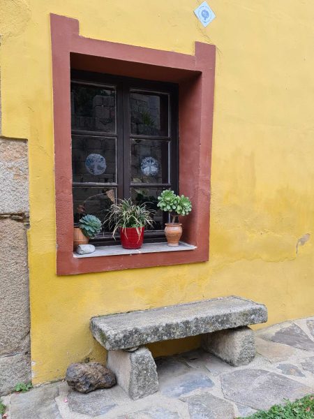 Dekorative Fenster mit Blumentöpfen – Wohnmobil-Rundreise Spanien