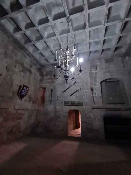 Rittersaal in Ciudad Rodrigo mit Schwertern und Schildern an den Wänden - Wohnmobil-Rundreise Spanien