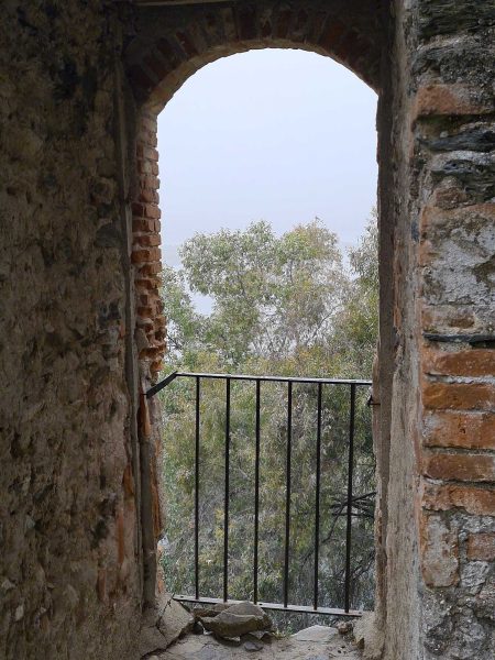 Blick aus der Burg in Ciudad Rodrigo durch eine vergitterte Tür in den Nebel - Wohnmobil-Rundreise Spanien