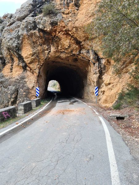Enge Straße mit in den Fels geschlagenem Tunnel, herabgefallene Felsbrocken – Wohnmobil-Rundreise Spanien