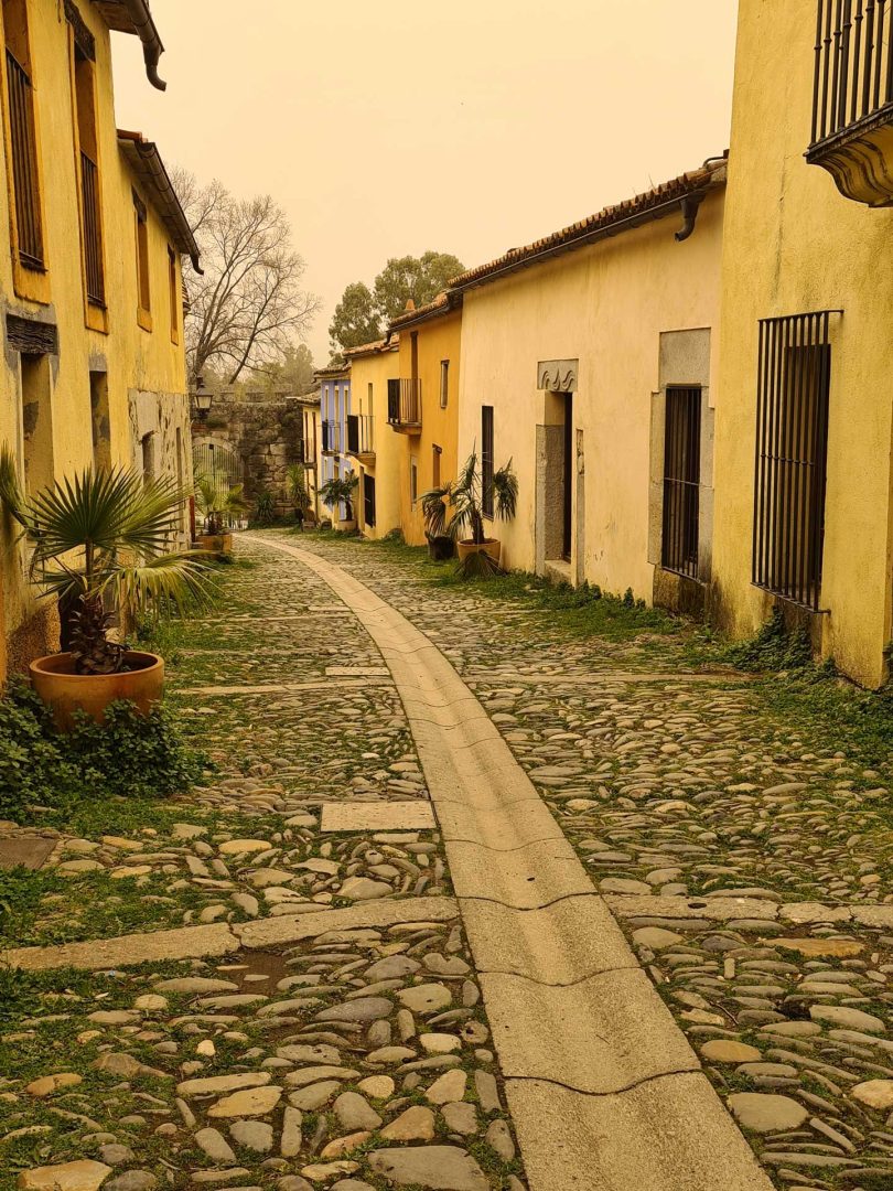 Breite Gasse mit Kopfsteinpflaster in einer historischen Altstadt - Wohnmobil-Rundreise Spanien