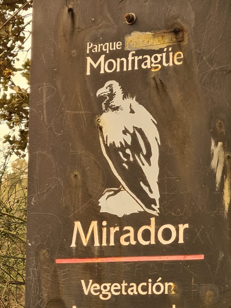 Schild mit Geier-Symbol im Nationalpark Monfragüe - Wohnmobil-Rundreise Spanien