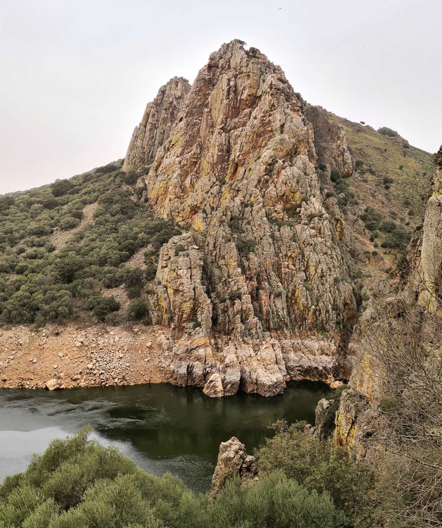 Salto Giganto Felsen mit kreisenden Geiern am Himmel – Wohnmobil-Rundreise Spanien