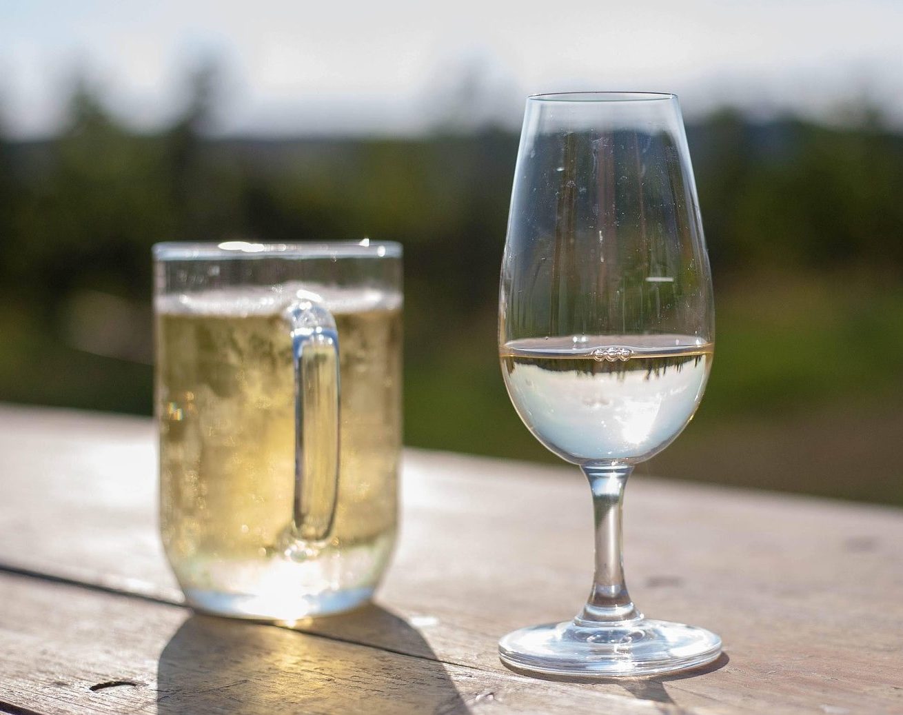 Zwei Gläser auf Holztisch – Apfelwein oder Cidre bei geheimnisvoller Verhandlung - Kunstdieb-Geschichte